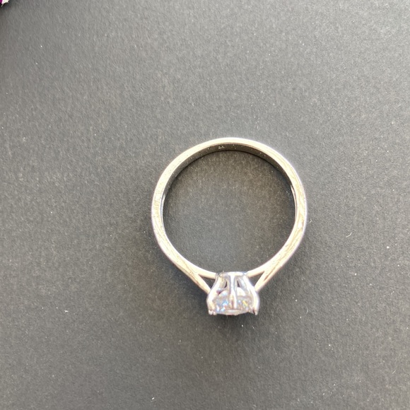 Princess-Cut Engagement Ring in Silver. - Picture 2 of 3